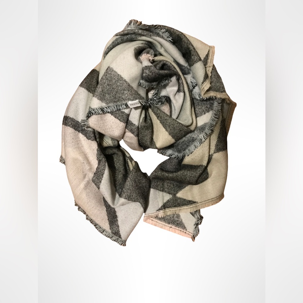 NWOT Elegant Geometric Wrap in Black and Cream